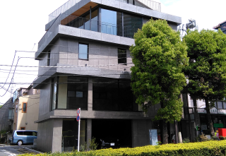 折板屋根の家
